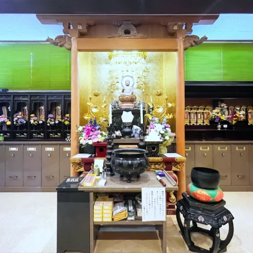 納骨堂　賽銭箱を納めさせていただきました。